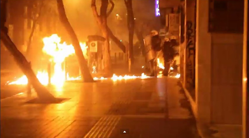 Βίντεο-ντοκουμέντο από το χάος στο Πολυτεχνείο: Μπαινοβγαίνουν στο ίδρυμα, πετούν δεκάδες μολότοφ, καίνε την ελληνική σημαία - Φωτογραφία 3