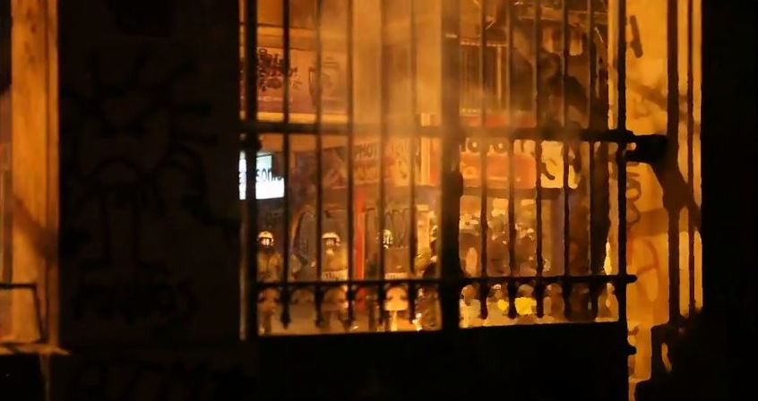 Βίντεο-ντοκουμέντο από το χάος στο Πολυτεχνείο: Μπαινοβγαίνουν στο ίδρυμα, πετούν δεκάδες μολότοφ, καίνε την ελληνική σημαία - Φωτογραφία 4