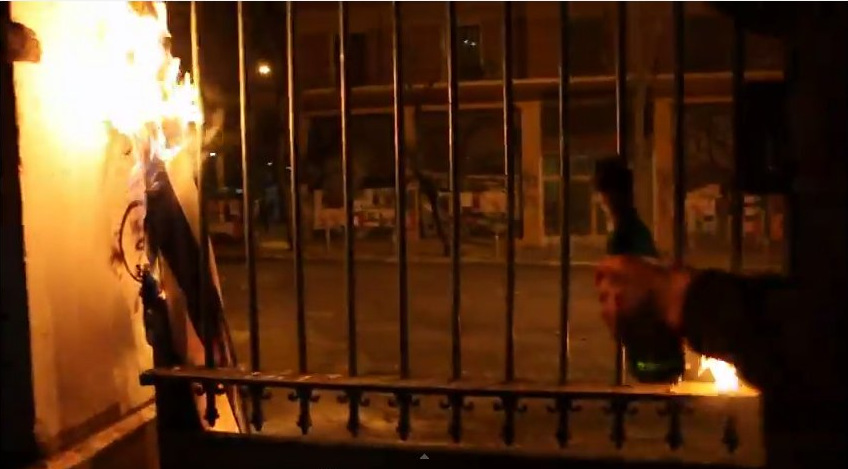 Βίντεο-ντοκουμέντο από το χάος στο Πολυτεχνείο: Μπαινοβγαίνουν στο ίδρυμα, πετούν δεκάδες μολότοφ, καίνε την ελληνική σημαία - Φωτογραφία 5