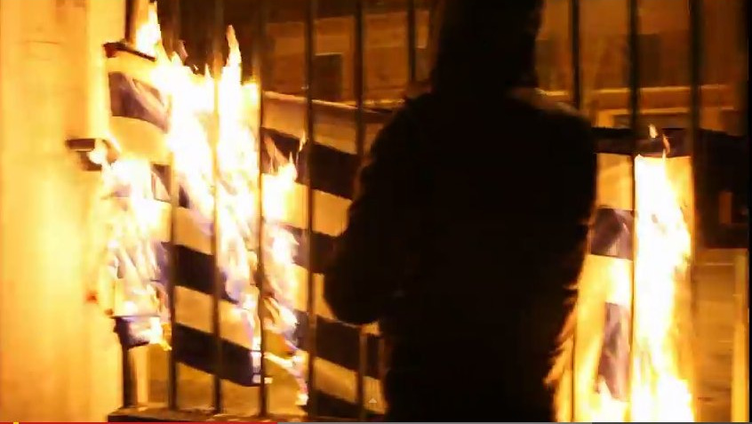 Βίντεο-ντοκουμέντο από το χάος στο Πολυτεχνείο: Μπαινοβγαίνουν στο ίδρυμα, πετούν δεκάδες μολότοφ, καίνε την ελληνική σημαία - Φωτογραφία 6