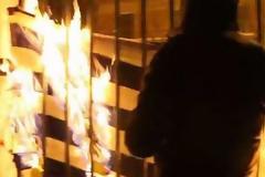 Βίντεο-ντοκουμέντο από το χάος στο Πολυτεχνείο: Μπαινοβγαίνουν στο ίδρυμα, πετούν δεκάδες μολότοφ, καίνε την ελληνική σημαία