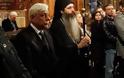 Αρνήθηκε να κάτσει στη θέση του Προέδρου ο Παυλόπουλος στην εκκλησία [video]