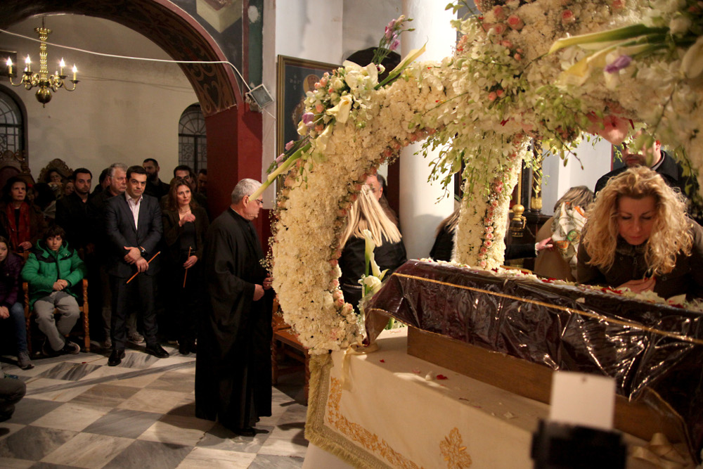 Στην Αγία Αικατερίνη της Πλάκας για τον Επιτάφιο ο Αλέξης Τσίπρας με την Περιστέρα - Φωτογραφία 2