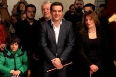 Στην Αγία Αικατερίνη της Πλάκας για τον Επιτάφιο ο Αλέξης Τσίπρας με την Περιστέρα