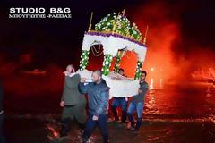 Περιφορά του επιταφίου στη θάλασσα στο Τολό Αργολίδας