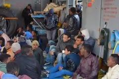 Μετανάστες της Γαύδου: Μας πέταξαν στα βράχια