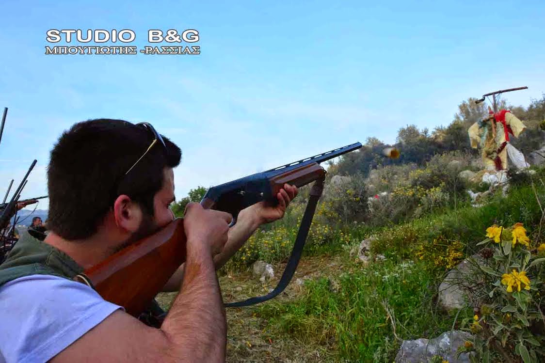 Αναβίωσε και φέτος το έθιμο του πυροβολισμού του Ιούδα στην Ασίνη - Φωτογραφία 2