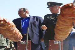 Δίνουν ρέστα: Δείτε πώς σχολιάζουν οι χρήστες του Twitter το γλέντι του Καμμένου! [photos]