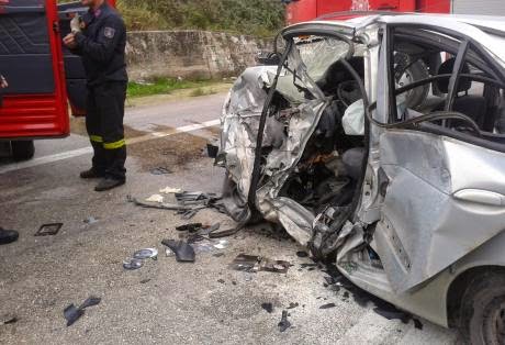 Σοβαρό τροχαίο ατύχημα στην Πατρών-Πύργου - ΙΧ αυτοκίνητο προσέκρουσε σε βράχο και ανετράπη - Φωτογραφία 1