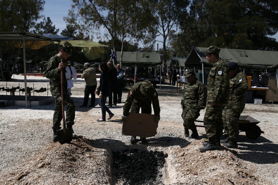 Τρελό κέφι! Όλα όσα έγιναν στο Πασχαλινό γλέντι του Πάνου Καμμένου στο Γουδή! [photos] - Φωτογραφία 10