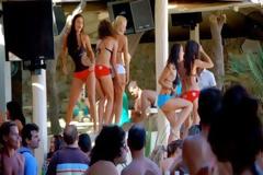 Εκπληκτικό: Δείτε πως έκαναν Πάσχα στην Μύκονο - Η παραλία της Ψαρού όπως δεν την έχετε ξαναδεί! [photos]