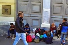 Ομόνοια ώρα 10:20 - Δείτε πώς «λιάζονται» οι μετανάστες [photos]