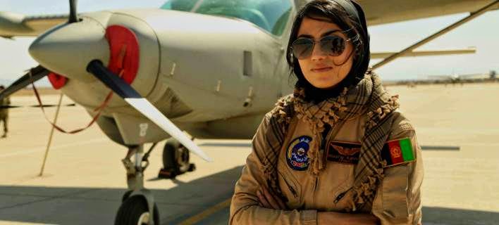 Η ομορφότερη πιλότος στον κόσμο -Κορμί μοντέλου και φόρμα πολεμικής αεροπορίας - Φωτογραφία 1