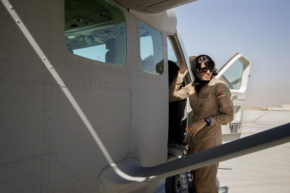 Η ομορφότερη πιλότος στον κόσμο -Κορμί μοντέλου και φόρμα πολεμικής αεροπορίας - Φωτογραφία 13