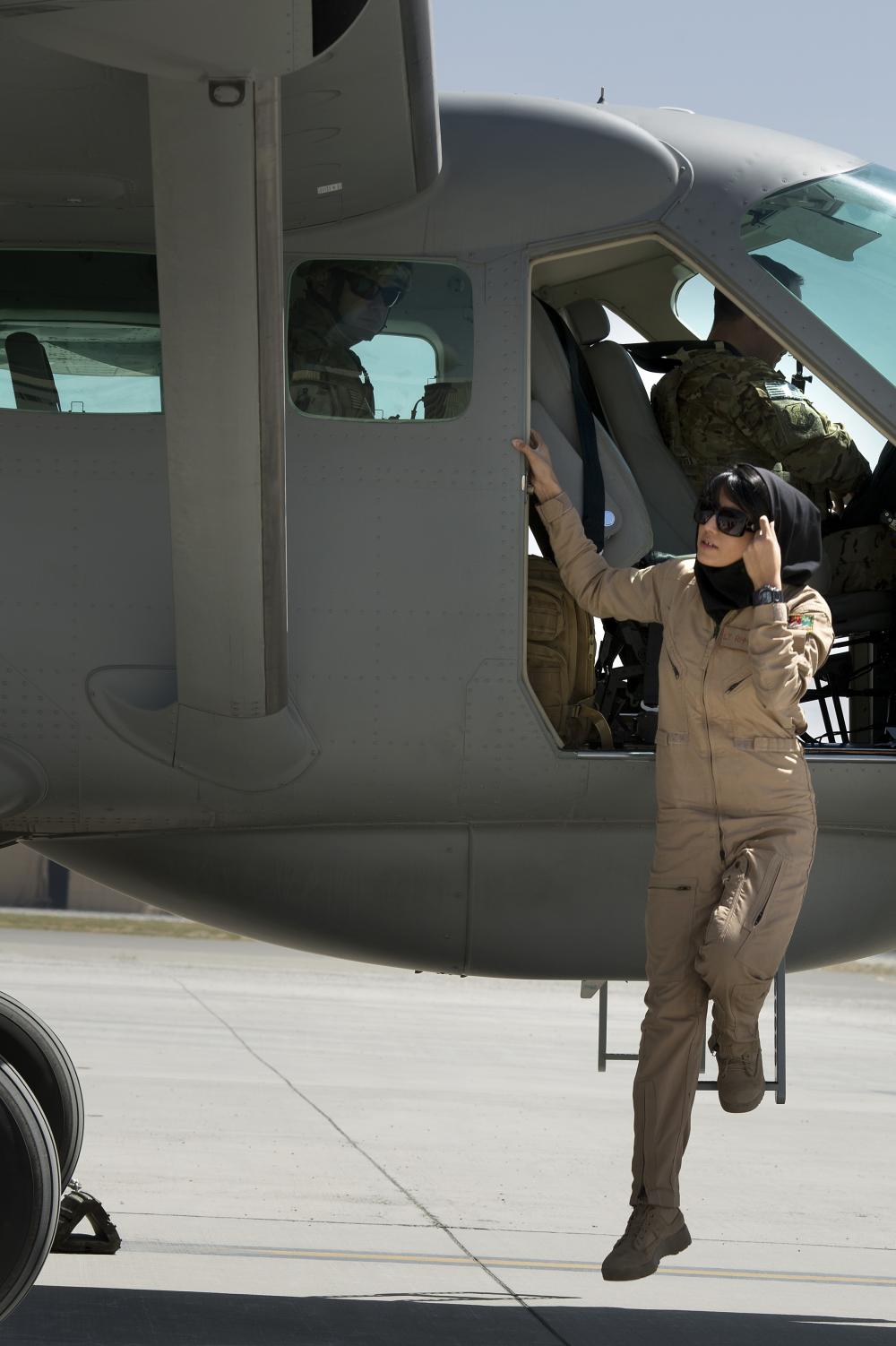 Η ομορφότερη πιλότος στον κόσμο -Κορμί μοντέλου και φόρμα πολεμικής αεροπορίας - Φωτογραφία 14