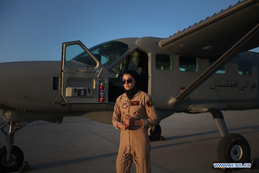 Η ομορφότερη πιλότος στον κόσμο -Κορμί μοντέλου και φόρμα πολεμικής αεροπορίας - Φωτογραφία 8