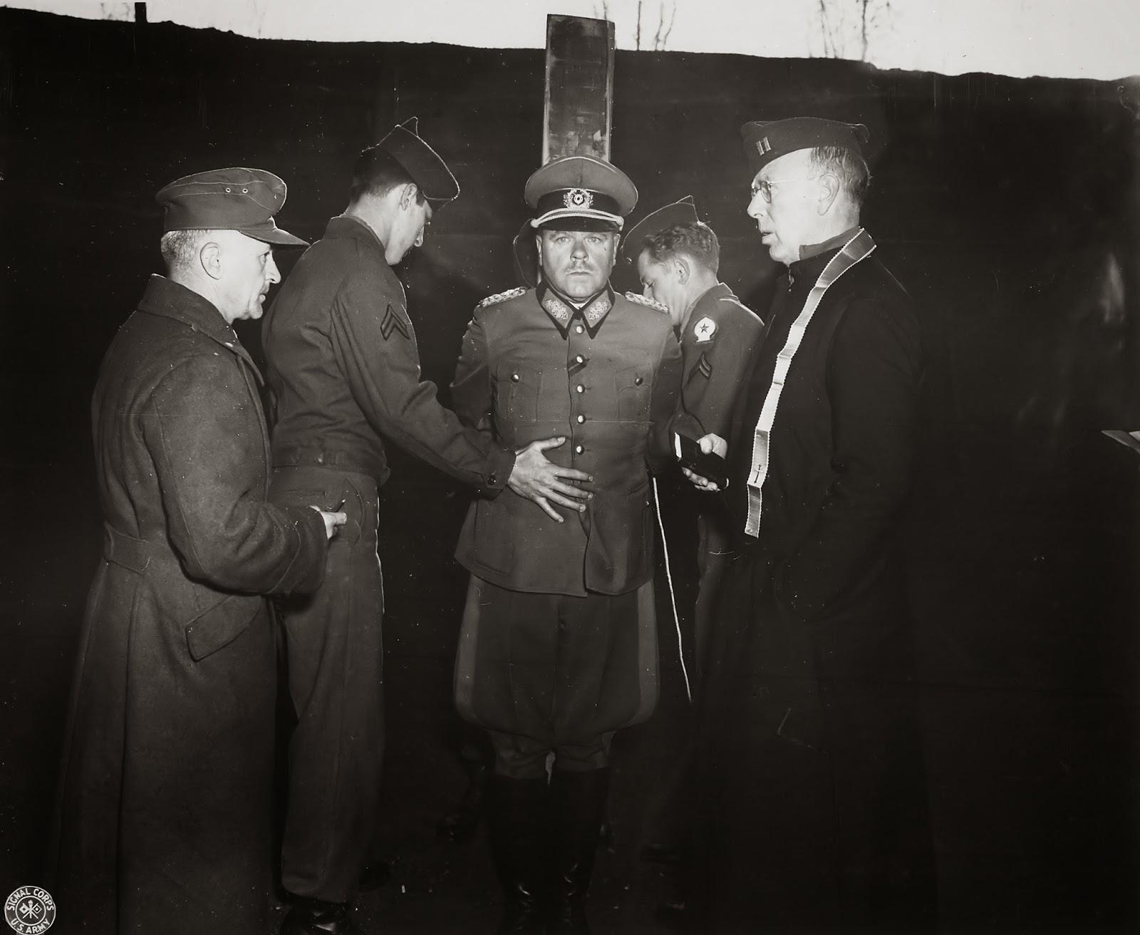 Ο ναζί στρατηγός Άντον Ντόστλερ μπροστά στο εκτελεστικό απόσπασμα (photo/video) - Φωτογραφία 2