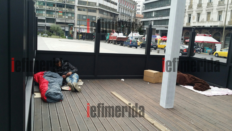 ΧΑΜΟΣ στο κέντρο της Αθήνας: Μετανάστες αναζητούν στέγαση στις πλατείες [photos] - Φωτογραφία 2