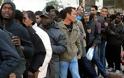 ΧΑΜΟΣ στο κέντρο της Αθήνας: Μετανάστες αναζητούν στέγαση στις πλατείες [photos]