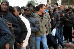 ΧΑΜΟΣ στο κέντρο της Αθήνας: Μετανάστες αναζητούν στέγαση στις πλατείες [photos]
