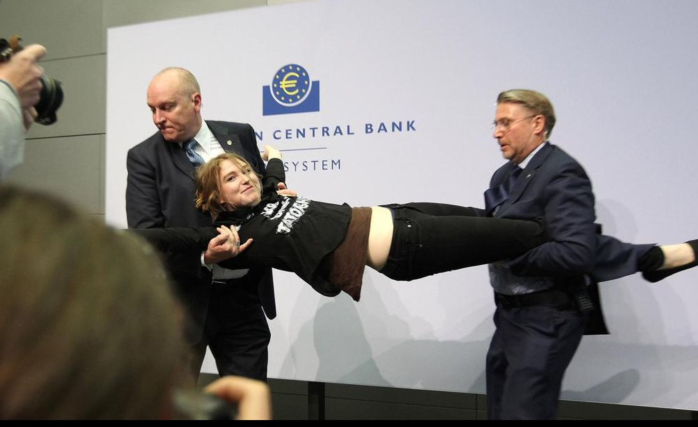 ΚΑΡΕ ΚΑΡΕ η επίθεση στον σκληρό Mario Draghi [photos+video] - Φωτογραφία 2