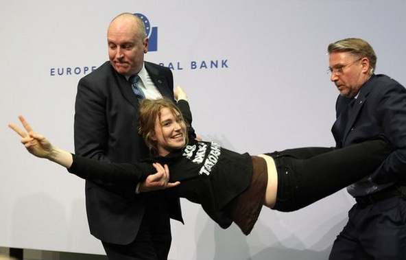 ΚΑΡΕ ΚΑΡΕ η επίθεση στον σκληρό Mario Draghi [photos+video] - Φωτογραφία 4