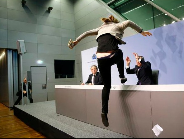 ΚΑΡΕ ΚΑΡΕ η επίθεση στον σκληρό Mario Draghi [photos+video] - Φωτογραφία 8