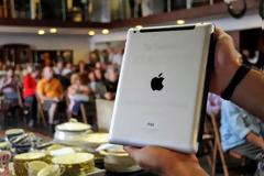 Πουλήθηκε το iPad του πάπα για 30.500 δολάρια