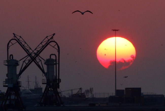 Εκπληκτική ανατολή στο λιμάνι του Ηρακλείου – Όταν ο ήλιος «φωτίζει» τον Κούλε [photos] - Φωτογραφία 2