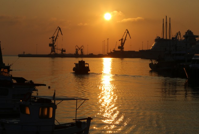 Εκπληκτική ανατολή στο λιμάνι του Ηρακλείου – Όταν ο ήλιος «φωτίζει» τον Κούλε [photos] - Φωτογραφία 3