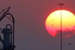 Εκπληκτική ανατολή στο λιμάνι του Ηρακλείου – Όταν ο ήλιος «φωτίζει» τον Κούλε [photos]
