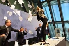 Ζοζεφίν Βιτ: Ποια είναι η 21χρονη ακτιβίστρια που την έπεσε στον Ντράγκι; [photos]