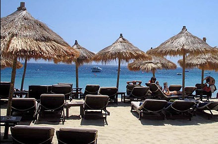 Αλλάζει τελείως το σκηνικό στις ελληνικές παραλίες - Τέλος σε ξαπλώστρες και τραπεζάκια πάνω στο κύμα! - Φωτογραφία 1