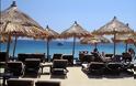Αλλάζει τελείως το σκηνικό στις ελληνικές παραλίες - Τέλος σε ξαπλώστρες και τραπεζάκια πάνω στο κύμα!