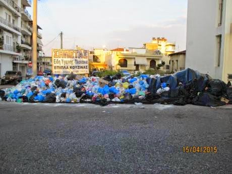 Πύργος: Απελπισμένοι οι κάτοικοι της πόλης - Δείτε την εικόνα κάτω από τα μπαλκόνια των σπιτιών τους στο κέντρο - Φωτογραφία 3