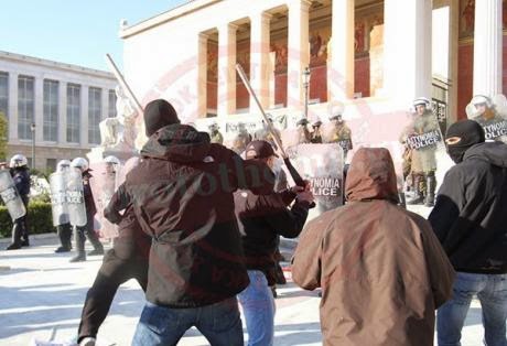 Xαμός έξω από την κατειλλημένη Πρυτανεία, στα Προπύλαια - Χημικά και κρότου λάμψης απάντηση στα καδρόνια και τις πέτρες - Φωτογραφία 1