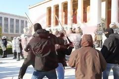 Xαμός έξω από την κατειλλημένη Πρυτανεία, στα Προπύλαια - Χημικά και κρότου λάμψης απάντηση στα καδρόνια και τις πέτρες
