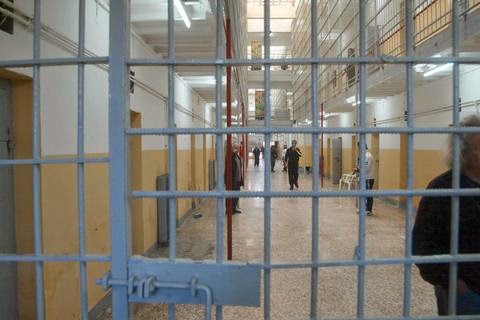 Ελεύθερος με περιοριστικούς όρους σωφρονιστικός υπάλληλος που πήρε «φακελάκι» από κρατούμενο - Φωτογραφία 1
