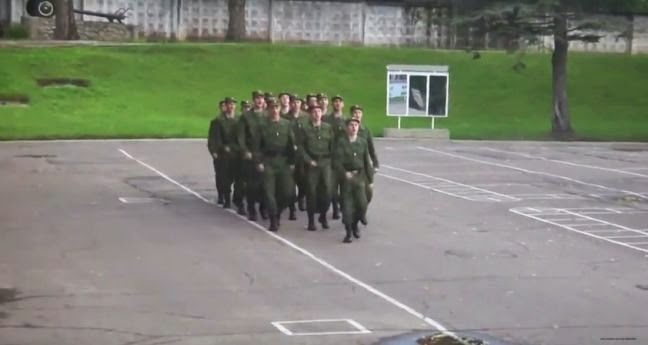 Ρώσοι στρατιώτες τραγουδούν το «Barbie Girl» ενώ κάνουν βήμα (Video) - Φωτογραφία 1