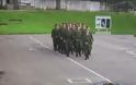 Ρώσοι στρατιώτες τραγουδούν το «Barbie Girl» ενώ κάνουν βήμα (Video)
