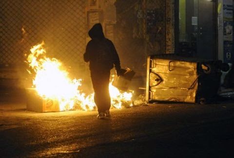 Ακόμα μια νύχτα τρόμου στην Αθήνα - Έκαψαν τα πάντα στο πέρασμά τους οι αντιεξουσιαστές! [photos] - Φωτογραφία 1