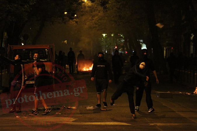 Ακόμα μια νύχτα τρόμου στην Αθήνα - Έκαψαν τα πάντα στο πέρασμά τους οι αντιεξουσιαστές! [photos] - Φωτογραφία 10