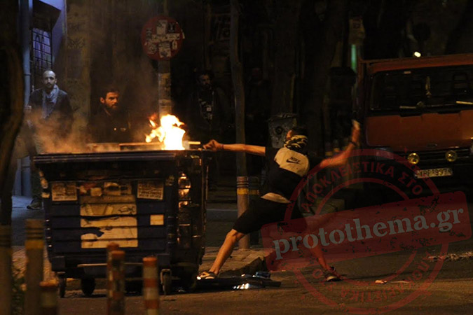 Ακόμα μια νύχτα τρόμου στην Αθήνα - Έκαψαν τα πάντα στο πέρασμά τους οι αντιεξουσιαστές! [photos] - Φωτογραφία 11