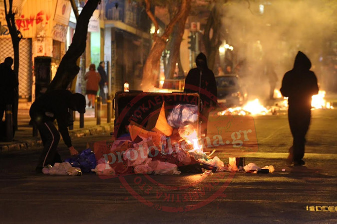 Ακόμα μια νύχτα τρόμου στην Αθήνα - Έκαψαν τα πάντα στο πέρασμά τους οι αντιεξουσιαστές! [photos] - Φωτογραφία 12