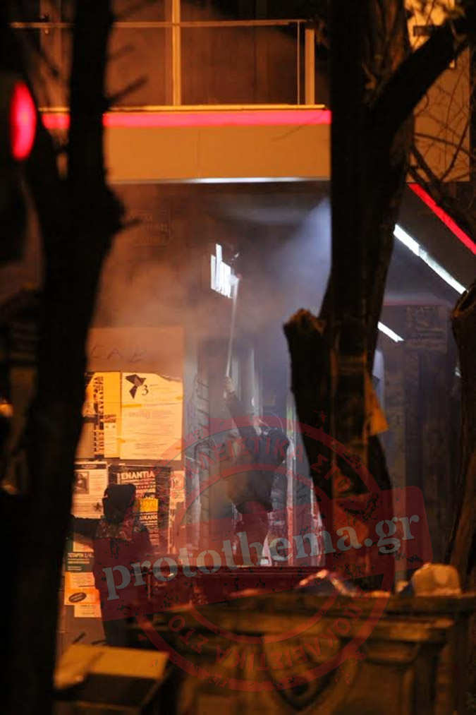 Ακόμα μια νύχτα τρόμου στην Αθήνα - Έκαψαν τα πάντα στο πέρασμά τους οι αντιεξουσιαστές! [photos] - Φωτογραφία 2