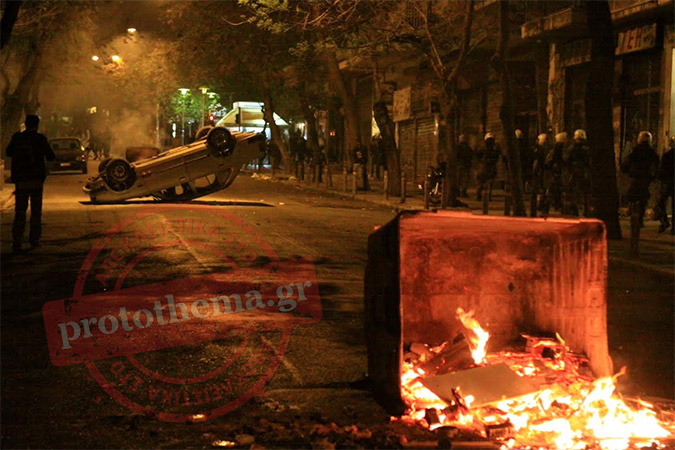 Ακόμα μια νύχτα τρόμου στην Αθήνα - Έκαψαν τα πάντα στο πέρασμά τους οι αντιεξουσιαστές! [photos] - Φωτογραφία 4