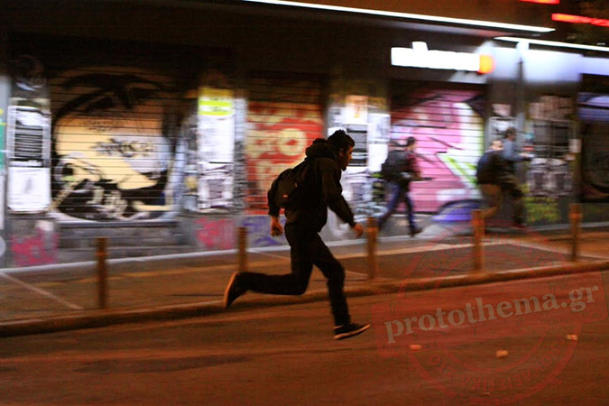 Ακόμα μια νύχτα τρόμου στην Αθήνα - Έκαψαν τα πάντα στο πέρασμά τους οι αντιεξουσιαστές! [photos] - Φωτογραφία 6