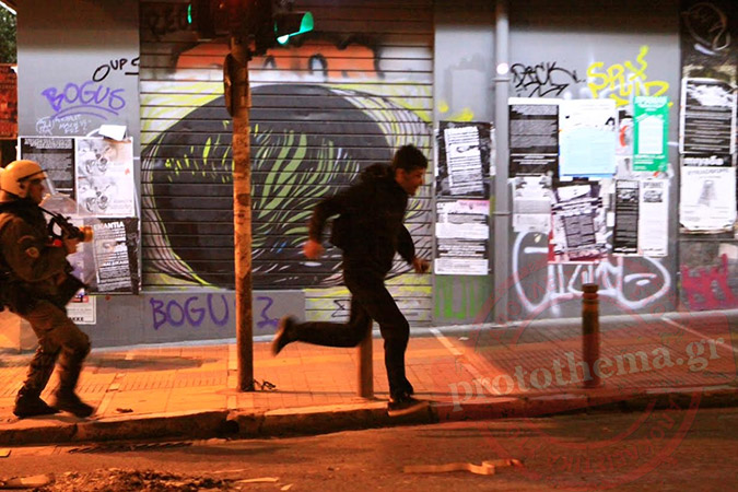 Ακόμα μια νύχτα τρόμου στην Αθήνα - Έκαψαν τα πάντα στο πέρασμά τους οι αντιεξουσιαστές! [photos] - Φωτογραφία 8