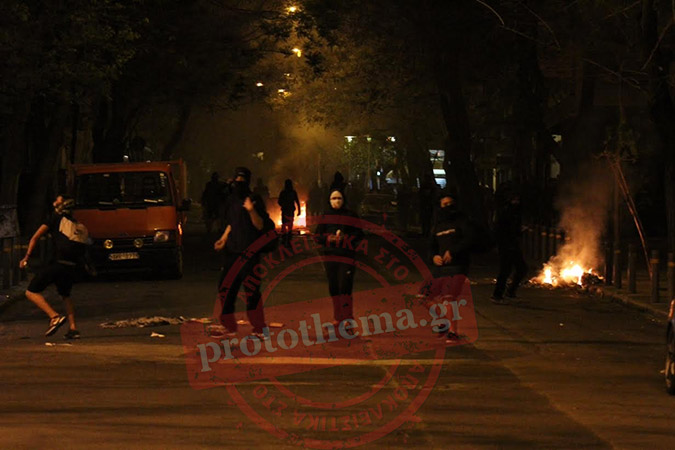 Ακόμα μια νύχτα τρόμου στην Αθήνα - Έκαψαν τα πάντα στο πέρασμά τους οι αντιεξουσιαστές! [photos] - Φωτογραφία 9