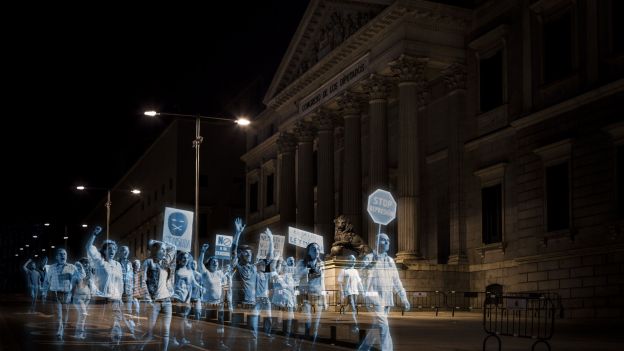 Ισπανία: Οι διαδηλώσεις απαγορεύονται, οι πολίτες στέλνουν τα ολογράμματά τους στη Βουλή - Φωτογραφία 5